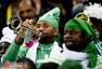 法国尼日利亚球迷PK：非洲大叔搞怪 雄鸡闹看台
