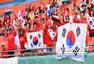高清图：韩国热身球迷黄丝带祈福 美女爱心手势