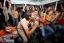 高清图：荷兰国内球迷庆祝 美女激动胸前露春色