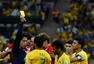高清图：内马尔吃世界杯首张黄牌 侵犯莫德里奇