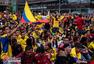 高清图：哥伦比亚晋级八强 总统球迷热烈齐欢庆