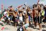 高清图：阿根廷球迷海滩观战 胖版梅西搞笑出镜
