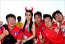 高清图：韩国美女主播明星出动 男球迷争相合影