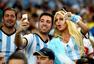高清图：阿根廷巨胸美女抢镜梅西 众球迷争合影