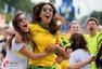 高清图：两小时后的惊心动魄 巴西球迷哭着庆祝