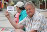 高清图：法国球迷海滩庆晋级 白发老人举牌求票
