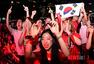 高清图：韩国球迷通宵看球 红魔美女啦啦队呐喊