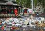 高清图：荷兰队赢球球迷欢庆 垃圾满地一片狼藉