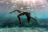 美女拍摄水下健身照 珊瑚丛中练举重