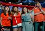 高清图：荷哥战球迷激情助威 美女仅围国旗观战