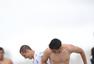 高清图：墨西哥沙滩备战 赤膊裸身穿紧身裤玩球