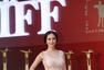 第16届上海电影节开幕 杨幂蕾丝长裙亮相红毯