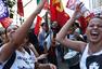 高清图：世界杯突发抗议事件 防暴警投放催泪弹