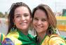 高清图：巴西总动员激情助威 白衣美女风情万种
