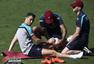 高清图：葡萄牙队训练备战 C罗坐地为左膝疗伤