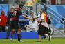 高清图：拜仁球迷闯入德美赛场 与拉姆穆勒击掌