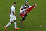 高清图：拜仁球迷闯入德美赛场 与拉姆穆勒击掌