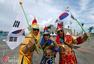 高清图：韩国俄罗斯美女PK 球迷着中韩国旗服饰