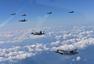 美军战机和轰炸机编队首飞韩国 进行空投演习