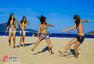 高清图：里约海滩春光无限 比基尼美女最爱足球