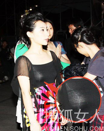 <em>不穿胸罩</em>出街的体娱明星们