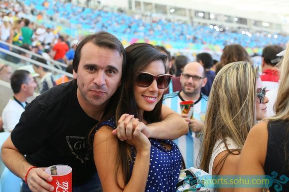 前方图:各国球迷助阵<em>阿德</em>战 中国<em>美女</em>球迷抢镜