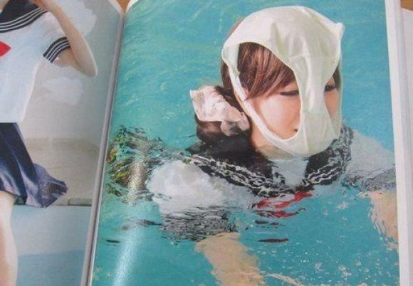 <em>日本少女穿校服</em>头套<em>内裤</em>拍写真(图)_丹东新闻