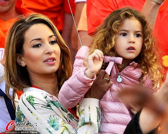 19日美女球迷:<em>母女</em>都是大美人 乳神<em>诱惑</em>送飞吻