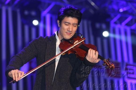 王力宏唱爵士拉小提琴 李靓蕾后台打气