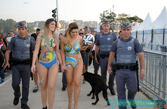 高清:三美女裸体彩绘逛大街 <em>性感</em>亮相<em>警察</em>开路