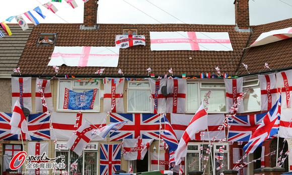 高清图:狂热英格兰球迷助阵世界杯 家中挂国旗