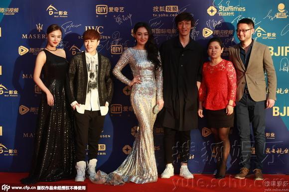 第五届北京电影节红毯 王传君黑衣扮酷护花女