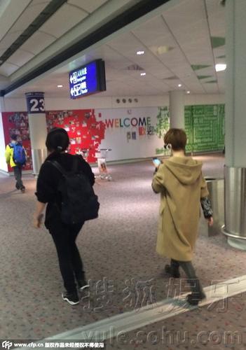 郭敬明穿长款大衣显娇小 戴口罩紧盯手机