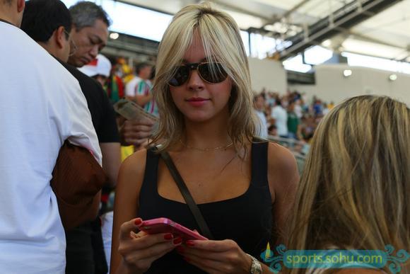 前方图:各国球迷助阵<em>阿德</em>战 中国<em>美女</em>球迷抢镜