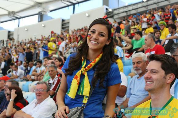 前方图:各国球迷助阵<em>阿德</em>战 中国<em>美女</em>球迷抢镜