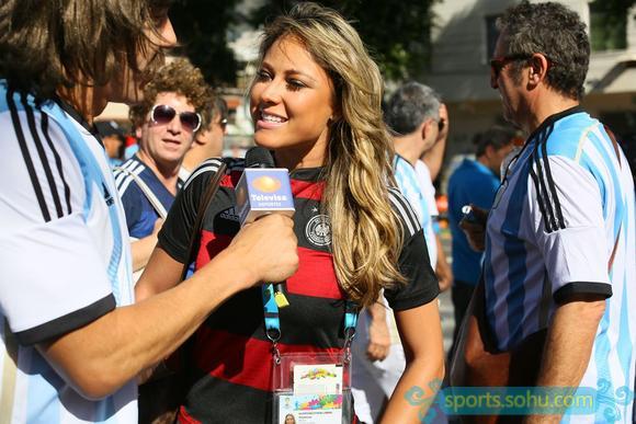 前方图:各国球迷助阵<em>阿德</em>战 中国<em>美女</em>球迷抢镜