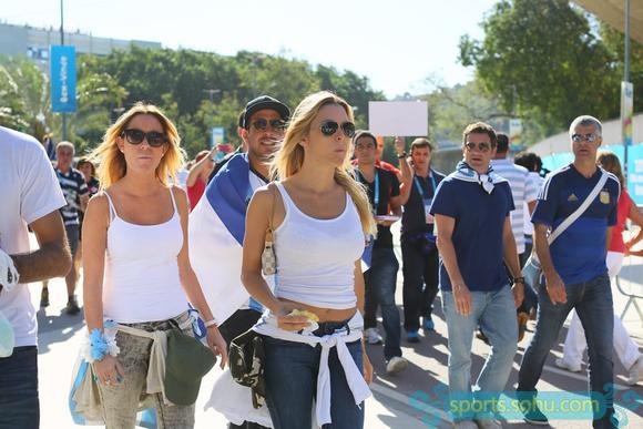 前方图:各国球迷助阵<em>阿德</em>战 中国<em>美女</em>球迷抢镜