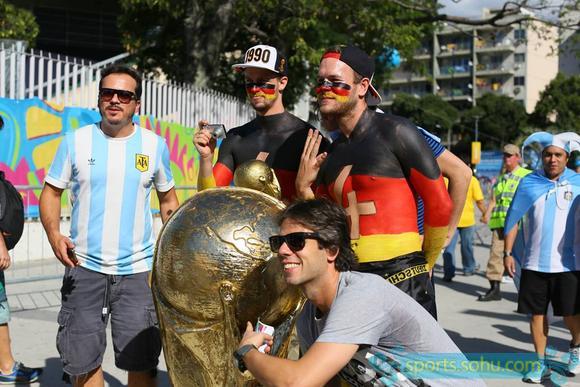 前方图:各国球迷助阵<em>阿德</em>战 中国<em>美女</em>球迷抢镜