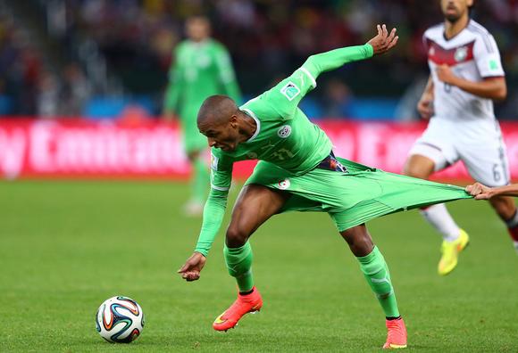 盘点足球场的生拉硬拽:球衣被撕破 露点别害羞