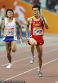 北京时间11月26日，2010年广州亚运会田径比赛在奥体中心体育场进入倒数第二天的争夺，在男子4x1...