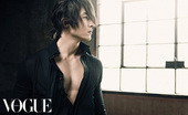 近日，韩国人气帅男丹尼尔为《Vogue》杂志拍摄写真，复古的发型、笔挺的西装外加刻意少扣两个衬衫扣子...