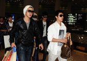 2009年4月29日讯，北京，Super Junior-M抵京。歌友会300名左右粉丝到首都机场迎接...