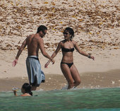 2009��4��28��Ѷ���ͰͶ�˹������ʱ��4��27�գ����и����ٹ��� (Rihanna)�ں��߶ȼ١�...