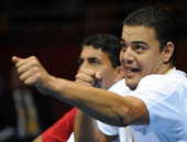 8月11日，男子拳击比赛现场，来自突尼斯的教练斯利姆表情异常丰富，从侧面反映了比赛的激烈程度。（新华...