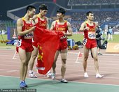 北京时间11月26日，2010年广州亚运会田径比赛在奥体中心体育场进入倒数第二天的争夺，在男子4x1...