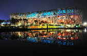 8月5日，国家体育场“鸟巢”在五彩灯光的映衬下，斑斓而华丽。 新华社记者 徐家军/摄