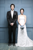 北京时间6月25日上午消息，据韩国媒体报道，演员刘智泰和尹真瑞公开了为新电影《秘密爱》拍摄的婚纱照，...