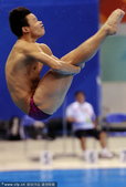 2010年11月24日，中国广州，2010年广州亚运会跳水男子1米板决赛赛况。