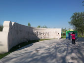 在奥运村内，有一个地方叫“和平友谊墙”。几乎所有到奥运村参观的贵宾都要来参观，并且留下自己的名字。