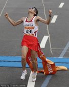 北京时间11月27日 在2010年广州亚运会男子马拉松决赛中，韩国选手池永骏以2小时11分11秒夺冠...